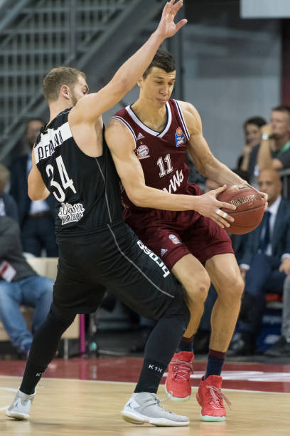 出的中场球 出的中场球